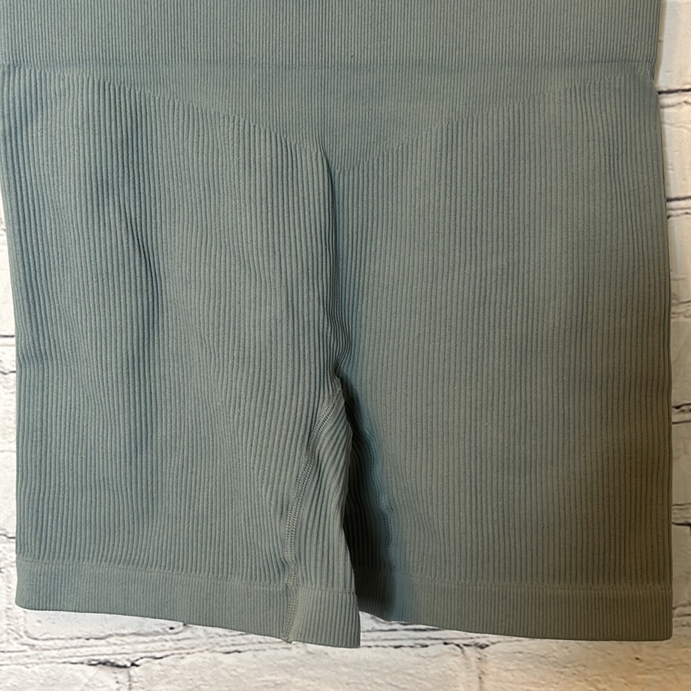 Two-Piece Ribbed Green Exercise Set Size Medium Excellent Condition - Picture 11 of 11